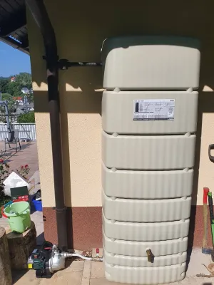 Namestitev zbiralnika za vodo stenski 650L bel, 2022