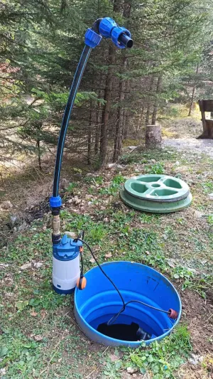 Vgradnja 2000-litrskega rezervoarja za vodo s solarnim črpalnim sistemom