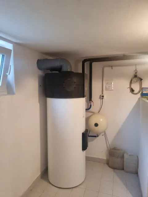 Kronoterm Essenta – montaža sanitarne toplotne črpalke in kronsko vrtanje